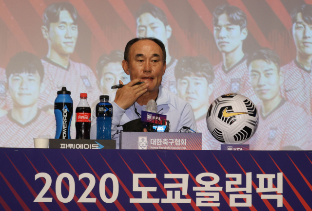 김학범 올림픽 남자 축구대표팀 감독이 30일 오후 서울 종로구 광화문 KT스퀘어에서 열린 2020 도쿄올림픽 축구대표팀 최종 명단 발표 기자회견에서 취재진 질문을 듣고 있다. 연합뉴스