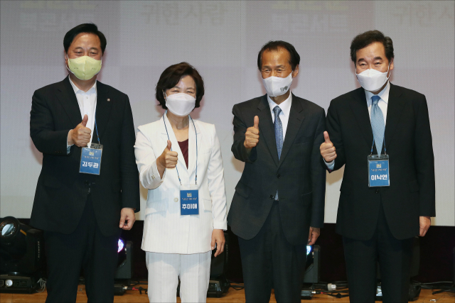 지난 29일 오후 서울 동작구 서울여성플라자에서 열린 최문순 강원도지사 북콘서트에 추미애 전 법무부 장관, 더불어민주당 이낙연 의원, 김두관 의원이 참석, 기념촬영을 하고 있다. 연합뉴스