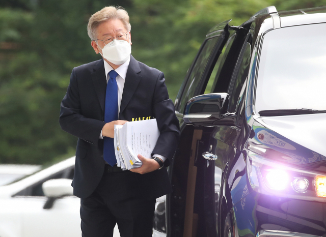 대선 출마 선언을 앞둔 이재명 경기도지사가 30일 오전 경기도 수원시 경기도청으로 출근하고 있다. 연합뉴스