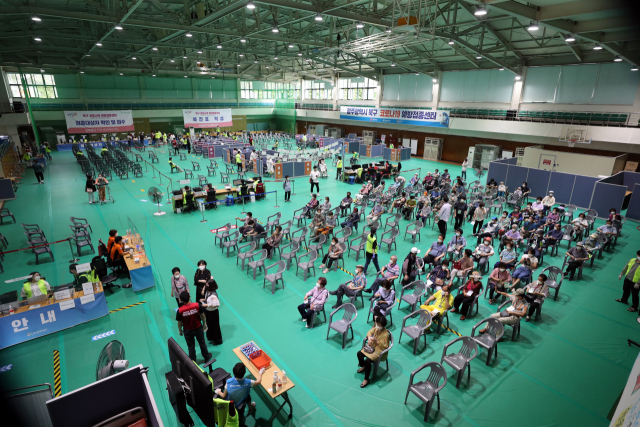 30일 오후 광주 북구 예방접종센터에서 전날부터 14시간 동안 상온에 노출된 화이자 코로나19 백신 172병(1천여명 접종 분량)이 폐기될 상황이 발생했다. 사진은 이날 접종할 분량의 백신이 사용 불능 판정을 받았음에도, 정상적으로 백신 접종이 진행되는 모습이다. 연합뉴스