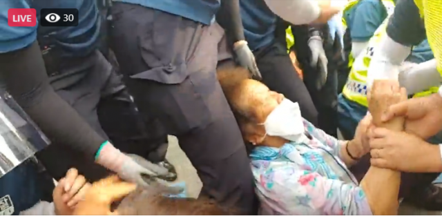 강제 해산에 나선 경찰이 농성 중인 소성리 주민의 팔을 끌고 있다. 사드철회 소성리종합상황실 제공