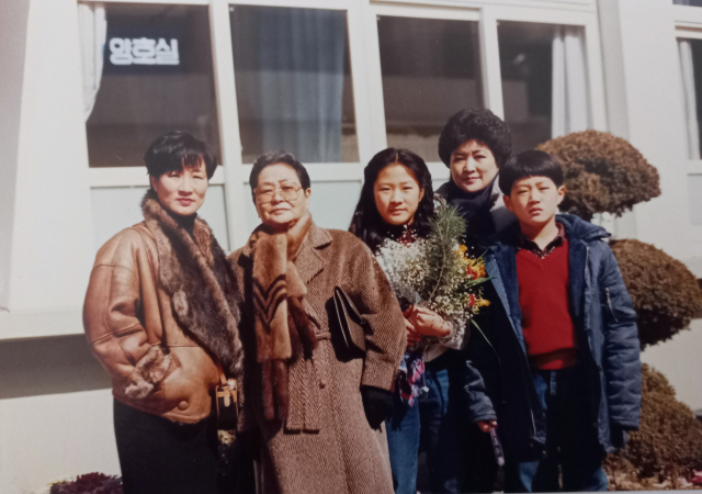1991년 필자 김옥순 씨 딸 연정 씨의 초등학교 졸업식 사진. 사진 왼쪽부터 필자, 허분이 여사, 손녀 연정, 손자 인혁, 뒤 큰 딸 경자