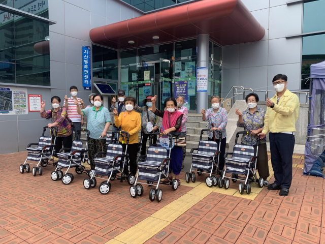 경북 김천시는 지난달 30일, 자산동에 거주하는 거동이 불편한 노인 14명에게 