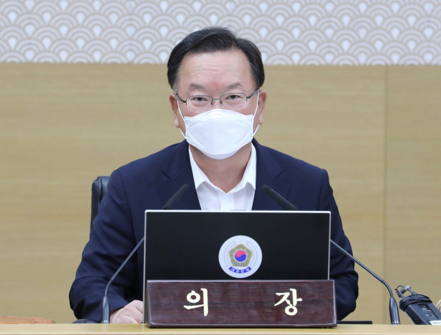 김부겸 국무총리가 1일 오전 세종시 정부세종청사에서 서울청사와 영상으로 연결해 열린 2021년도 제2회 추가경정예산안 등을 의결하는임시 국무회의를 주재하며 발언하고 있다. 연합뉴스