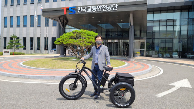 윤학중 스페이스이브이 대표가 라스트 마일 배송에 활용할 수 있는 전기삼륜자전거를 선보이고 있다. 전병용 기자