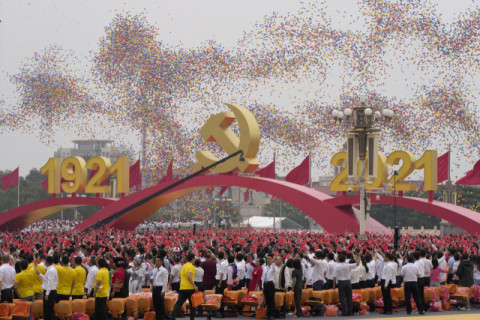 중국공산당 창당 100주년 기념일인 1일 수도 베이징의 톈안먼 광장 상공이 오색 풍선으로 가득하다. 이곳에서는 시진핑(習近平) 국가 주석 겸 공산당 중앙위원회 총서기 등 국가 수뇌부·원로와 4만여 명의 군중이 참석한 가운데 대대적인 기념행사가 펼쳐졌다. 연합뉴스