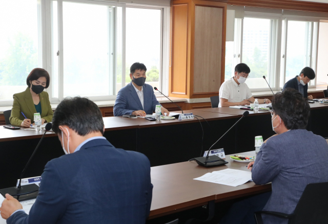 1일 대구시청 별관에서 홍의락 대구시 경제부시장 주재로 열린 제 14회 유통상생발전협의회에서 참가자들이 평가 결과를 공유하고 있다. 대구시 제공