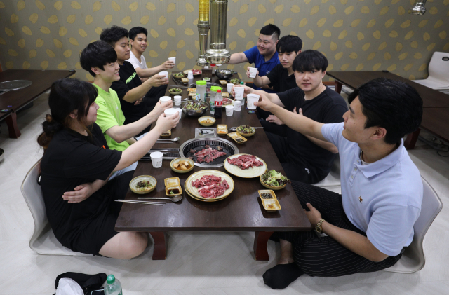 대구의 사회적 거리두기가 완화되고 사적 모임 인원이 8인까지 허용된 1일 달서구의 한 음식점에서 직장인들이 단체로 점심 식사를 하고 있다. 김영진 기자 kyjmaeil@imaeil.com