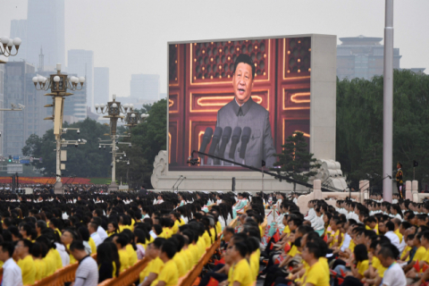 시진핑 중국 국가주석이 1일 베이징 톈안먼(天安門) 광장의 창당 100주년 경축대회에서 연설하고 있는 모습이 대형 스크린을 통해 비쳐지고 있다. AFP·연합뉴스