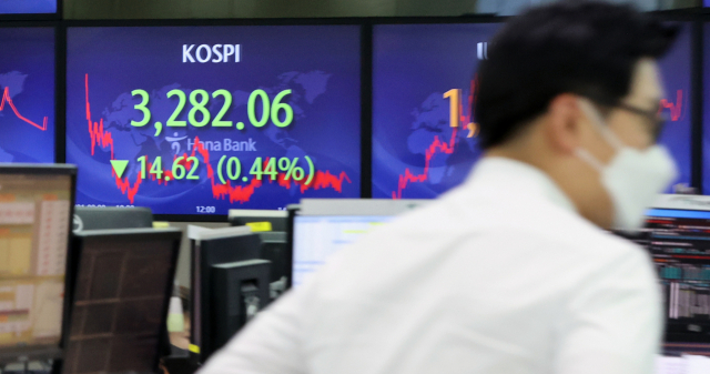 코스피가 14.62p(0.44%) 내린 3,282.06에 장을 마감한 1일 오후 서울 중구 하나은행 딜링룸에서 한 딜러가 자리로 향하고 있다. 연합뉴스