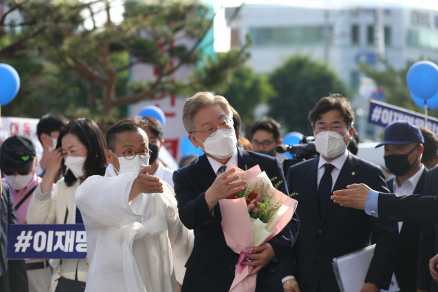 대선 출마를 공식 선언한 이재명 경기지사가 1일 오후 경북 안동시 경북유교문화회관을 방문한 자리에서 지지자들에게 손을 들어 인사하고 있다. 김영진 기자 kyjmaeil@imaeil.com