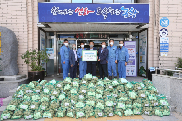 포항제철소는 1일 에코농학봉사단이 재배한 친환경 유기농 감자를 송도동 주민들과 나눴다. 포스코 제공