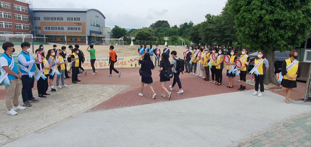 지난달 30일 오전 신흥중학교 정문에서 