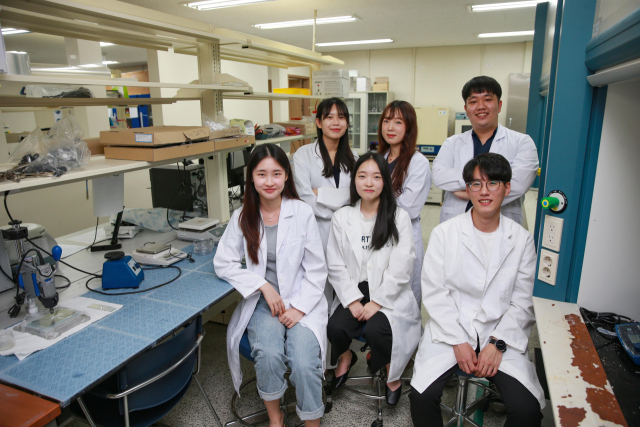 한국공업화학회 우수논문상을 받은 대구가톨릭대 신소재화학공학부 강민진, 이연주, 김기환, 배재호, 오다현, 조혜빈 씨(뒷줄 왼쪽부터 시계방향). 대구가톨릭대 제공