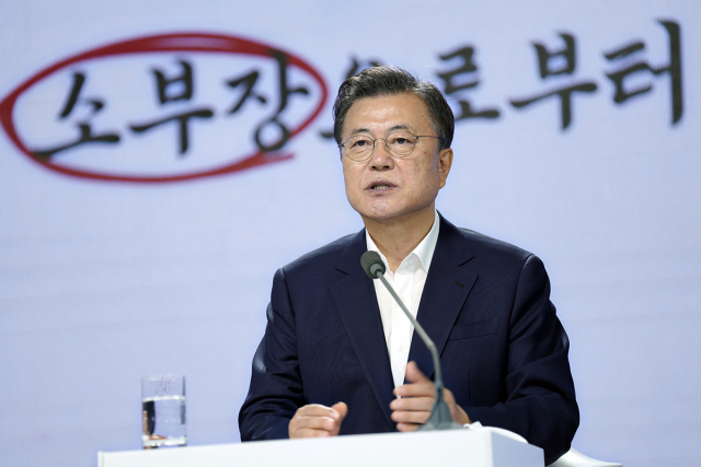 문재인 대통령이 2일 서울 강남구 코엑스 아셈볼룸에서 열린 대한민국 소재·부품·장비산업 성과 간담회에서 발언하고 있다. 2021.07.02 청와대 제공
