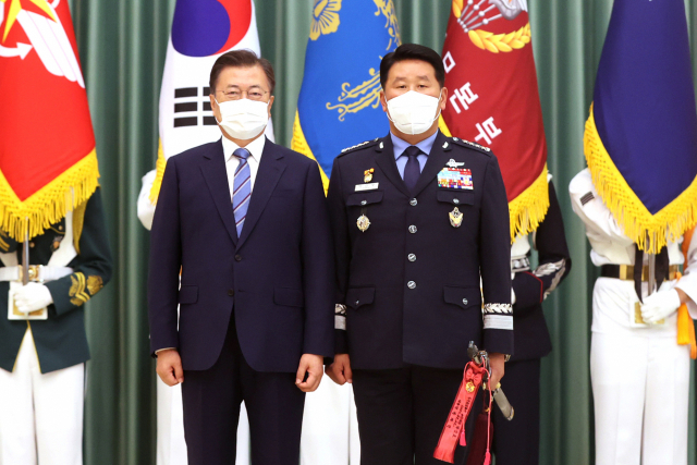문재인 대통령이 2일 청와대 본관 충무실에서 박인호 공군참모총장 진급 및 보직 신고식을 마치고 박 총장과 기념사진을 촬영하고 있다. 연합뉴스
