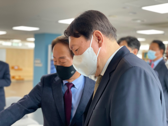 대권주자인 윤석열 전 검찰총장이 2일 서울 동작구 상도동 김영삼 대통령 기념관을 방문, 김현철 김영삼민주센터 상임이사와 기념관을 둘러보고 있다. 연합뉴스