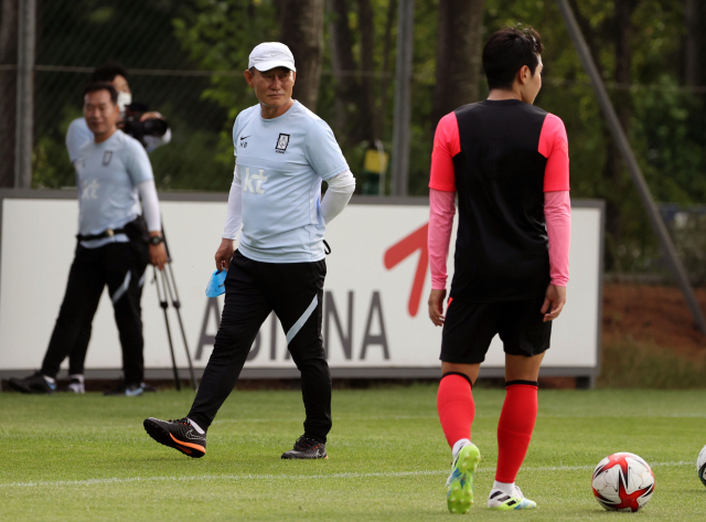 김학범 올림픽 축구대표팀 감독이 2일 오후 파주 NFC(축구대표팀트레이닝센터)에서 훈련하는 선수들을 지켜보고 있다. 연합뉴스