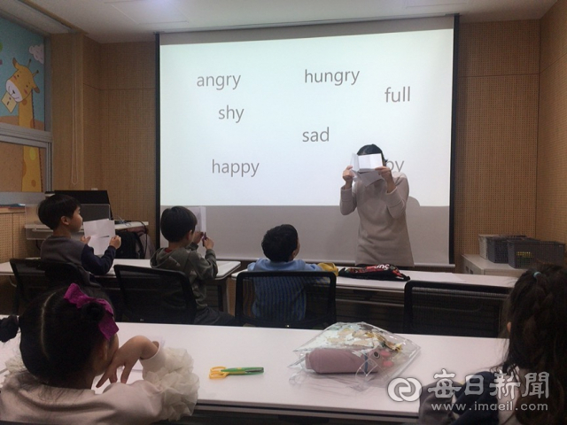 북구영어작은도서관에서 문화프로그램을 진행하고 있는 모습. 행복북구문화재단 제공