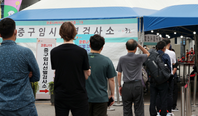 국내 신종 코로나바이러스 감염증(코로나19) 신규 확진자 수가 근 6개월 만에 다시 800명대로 올라선 2일 오전 서울역 앞 코로나19 선별검사소에 시민들이 검사를 위해 대기해 있다. 연합뉴스
