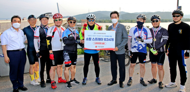 왼쪽부터 여섯 번째 오대국 (사)대경융합산업발전협회 회장, 일곱 번째 김누리 대구사회복지공동모금회 사무처장