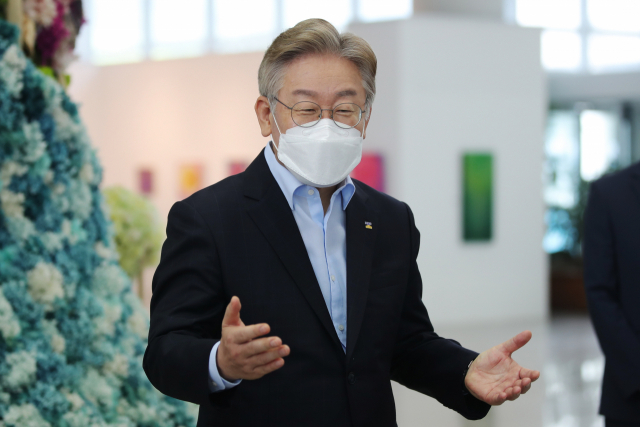 이재명 경기도지사가 2일 오후 전남 무안군 전남도청에서 전남·경기도 상생 협력을 위한 합의를 체결한 뒤 취재진의 질문에 답하고 있다. 연합뉴스