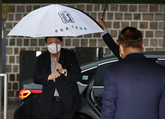 윤석열 전 검찰총장과 국민의힘 대외협력위원장인 권영세 의원이 3일 오후 중구의 한 식당에서 만나 회동에 앞서 인사를 나누고 있다. 연합뉴스