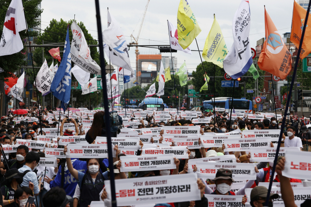 지난 7월 3일 오후 종로3가에서 민주노총 조합원들이 노동법 전면 개정 등을 요구하며 도로를 점거한 채 전국노동자대회를 열고 있다. 연합뉴스
