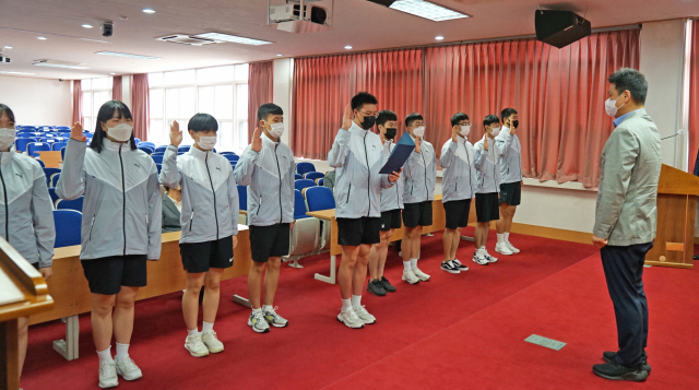 최재혁 경북전문대 총장이 선수 선서를 받고 있다. 경북전문대 제공