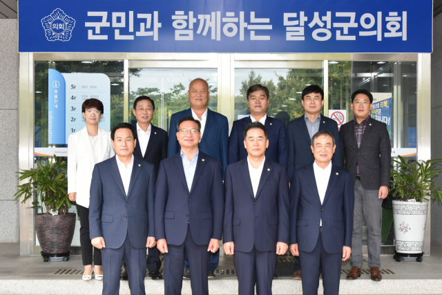 제8대 대구 달성군의회 의원들. 앞줄 왼쪽부터 서도원, 하중환(부의장), 구자학(의장), 최상국, 뒷줄 왼쪽부터 김은영, 김정태, 이대곤, 신동윤, 김보경, 도일용 의원이다. 달성군의회 제공