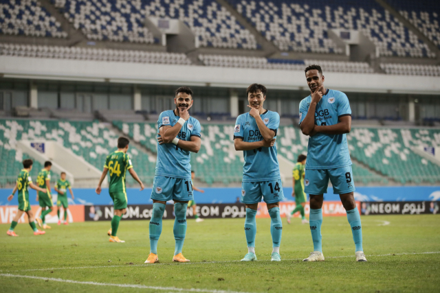2일 우즈베키스탄 분요드코르 스타디움에서 열린 베이징FC와의 AFC 챔피언스리그(ACL) 2021 I조 조별예선 3라운드 경기에서 나란히 멀티골을 기록한 세징야(왼쪽)와 에드가(오른쪽)가 세리머니를 하고 있다. 대구FC제공↑