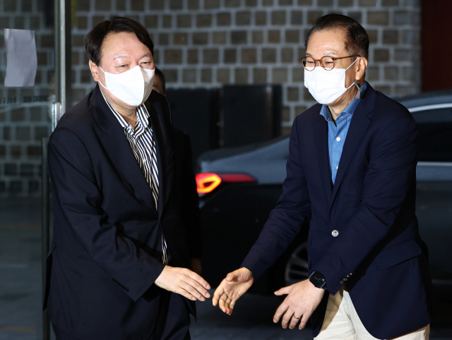 윤석열 전 검찰총장과 국민의힘 대외협력위원장인 권영세 의원이 3일 오후 중구의 한 식당에서 만나 회동에 앞서 인사를 나누고 있다. 연합뉴스
