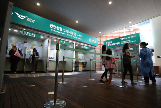 코로나19 확진 해외 유입 사례가 증가함에 따라 델타형 변이 바이러스에 대한 우려가 커지는 가운데 2일 인천국제공항 제2터미널 코로나19 검사센터에서 의료진이 안내를 하고 있다. 연합뉴스