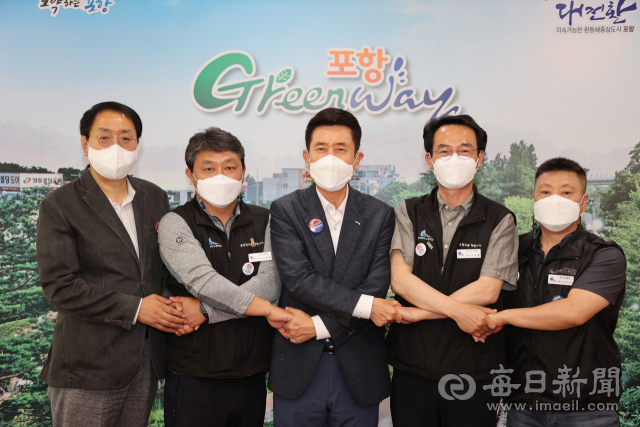 지난 6월 1일 경북 포항시를 찾은 철도노조 관계자들과 이강덕(가운데) 포항시장이 포항역과 수서역 구간 연결 방안에 대해 의견을 교환했다. 포항시 제공