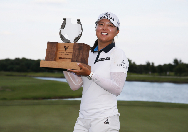 5일 미국 텍사스주 더 콜로니의 올드 아메리칸 골프클럽에서 열린 미국여자프로골프(LPGA) 투어 볼런티어스 오브 아메리카(VOA) 클래식에서 우승한 고진영이 트로피를 들어보이며 기뻐하고 있다. 연합뉴스