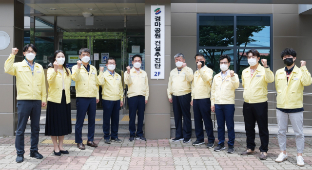 영천시 금호읍 보건지소 2층에 설치된 경마공원건설추진단 현판식 모습. 영천시 제공