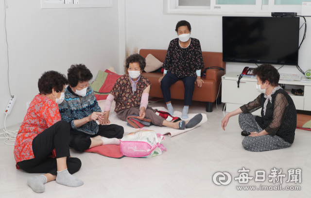 대구지역 경로당 운영이 재개된 5일 중구 남산복지관경로당에서 오랜만에 모인 어르신들이 담소를 나누고 있다. 성일권 기자 sungig@imaeil.com