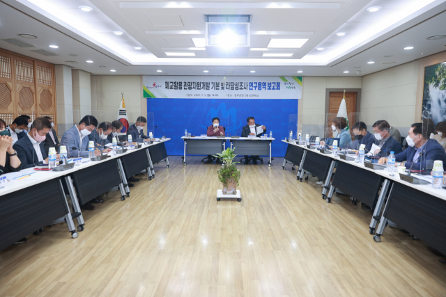 폐교활용 관광자원개발 기본 및 타당성조사 연구용역 보고회에 참석한 성주군과 성주군의회 관계자들이 의견을 나누고 있다.