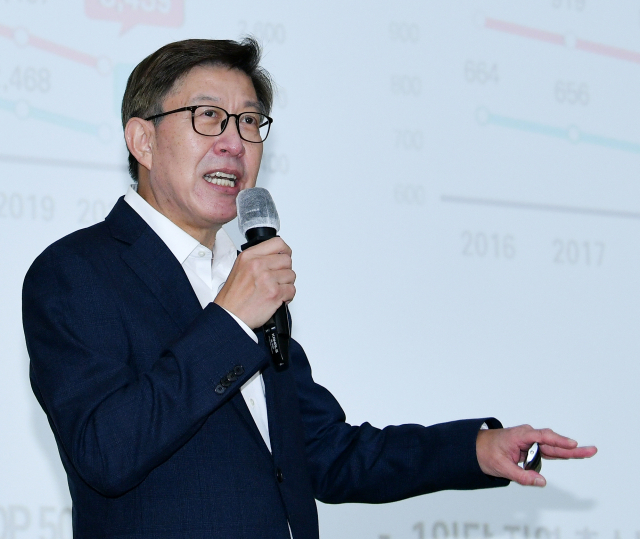박형준 부산시장이 5일 대구시청을 찾아 공무원을 상대로 