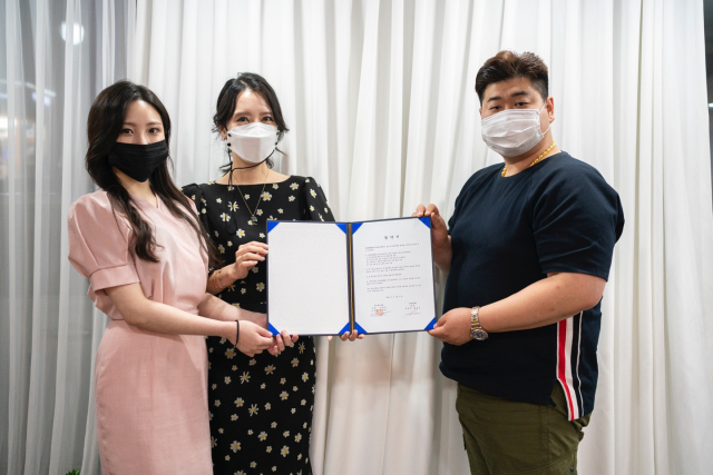 왼쪽부터 퍼스널스피치 정채연 부원장, 고서연 원장 읍천리 전재목 대표.