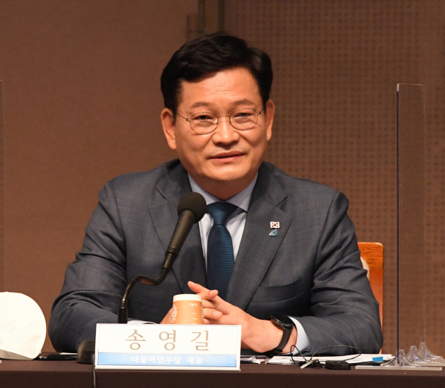 더불어민주당 송영길 대표가 5일 오전 서울 프레스센터에서 열린 관훈토론회에 참석, 질의에 답변하고 있다. 연합뉴스