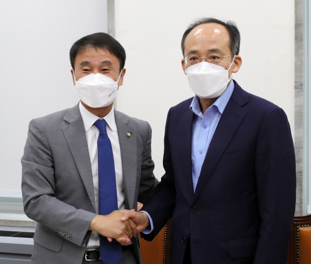 더불어민주당 한병도 원내수석부대표(왼쪽)와 국민의힘 추경호 원내수석부대표가 5일 국회에서 7월 임시국회 의사 일정 논의를 위한 회동에 앞서 인사를 하고 있다. 연합뉴스
