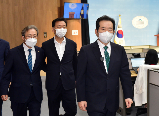 더불어민주당 대선 경선 후보인 정세균 전 국무총리와 이광재 의원이 5일 국회 소통관에서 정세균 전 총리로 후보 단일화에 합의했다는 기자회견을 마친 뒤 회견장을 나서고 있다. 연합뉴스