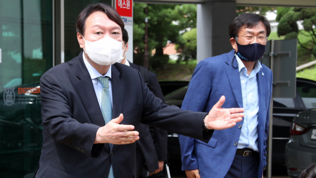 윤석열 전 검찰총장이 5일 서울대 공학관 앞에서 문재인 정부의 탈원전 정책에 대한 비판을 주도해 온 주한규 서울대 원자핵공학과 교수와 면담한 뒤 취재진과 인터뷰하고 있다. 연합뉴스