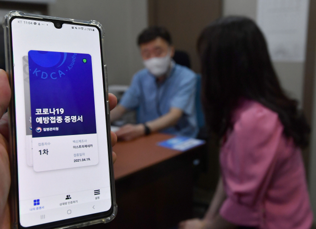 신종 코로나바이러스 감염증(코로나19) 백신 하반기 접종이 본격화된 5일 오전 서울 동작구 한 의원에서 아스트라제네카(AZ)로 1차 접종을 마친 시민이 화이자 백신으로 2차 접종을 받기에 앞서 예진을 받고 있다. 이날부터 상반기 아스트라제네카 백신 1차 접종자 중 화이자 백신으로 2차 접종을 하는 