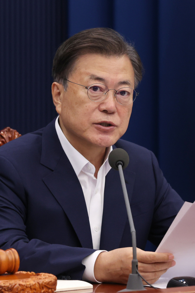 문재인 대통령이 6일 청와대에서 국무회의를 주재하고 있다. 연합뉴스