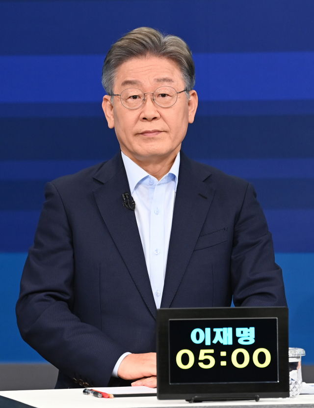 더불어민주당 대선 예비후보자인 이재명 경기지사가 5일 서울 마포구 JTBC 스튜디오에서 합동 TV토론을 준비하고 있다. 연합뉴스