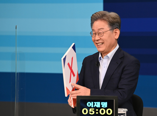더불어민주당 대선 예비후보자인 이재명 경기지사가 5일 서울 마포구 JTBC 스튜디오에서 합동 TV토론에서 