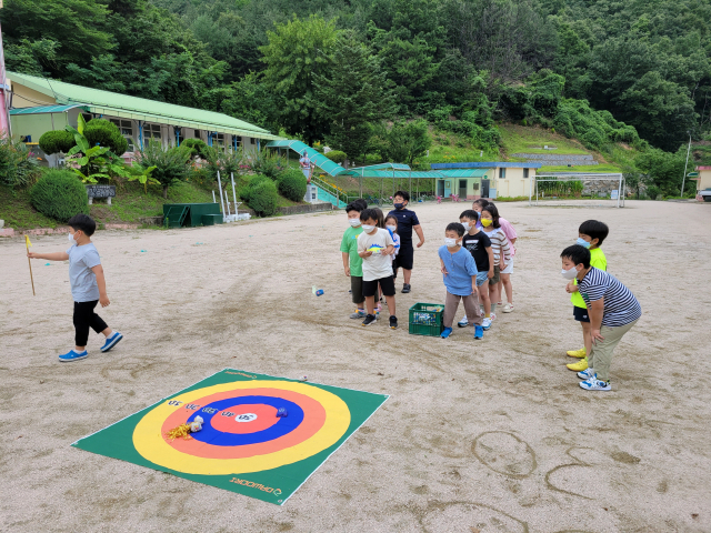 성주 초전초교 본교 및 분교생들이 봉소분교장에서 함께 콩주머니 던지기 놀이를 하고 있다. 초전초교 제공