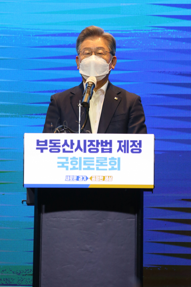 더불어민주당 대권주자인 이재명 경기도지사가 6일 오전 서울 여의도 글래드호텔에서 열린 